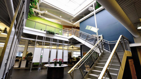 GRid 70 is a hybrid space of 28,000 sqm in Grand Rapids, Michigan. Here there are 4 companies, each has a dedicated space, but they have 10,000 sqm of open space, shared and dynamic, to practice Coworking.